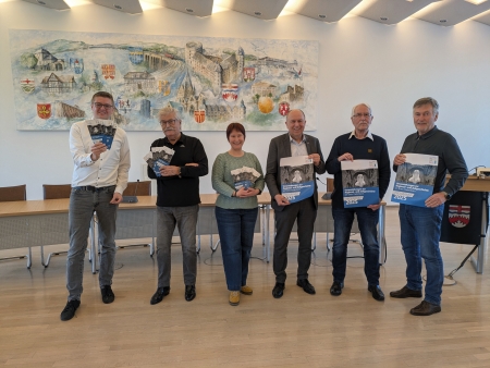 Der Kreisvorstand Paderborn im Volksbund präsentiert das Programm 2025   v. l. Peter Roth, Burkhard Mütherig, Christine Bentler, Landrat Christoph Rüther, Hermann-Josef Bentler, Heinrich Vogt „PXL“ © Peter Roth